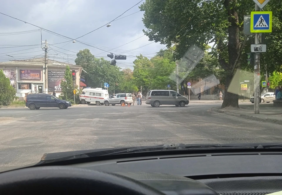 Карета "Скорой помощи" заехала на тротуар в результате столкновения. Фото: Автопартнер Крым Севастополь ДТП/Вконтакте