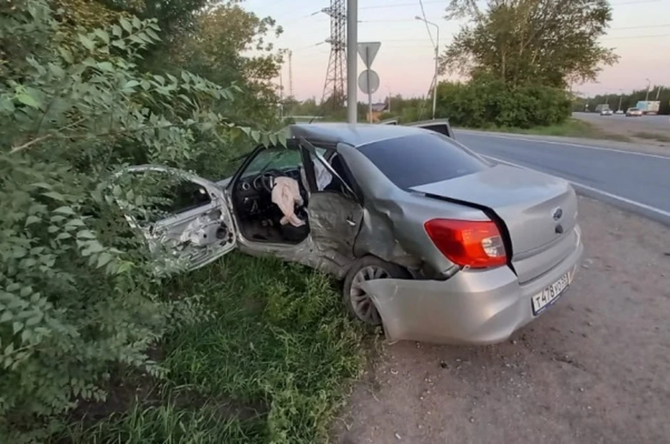 Левую сторону иномарки буквально сплющило.