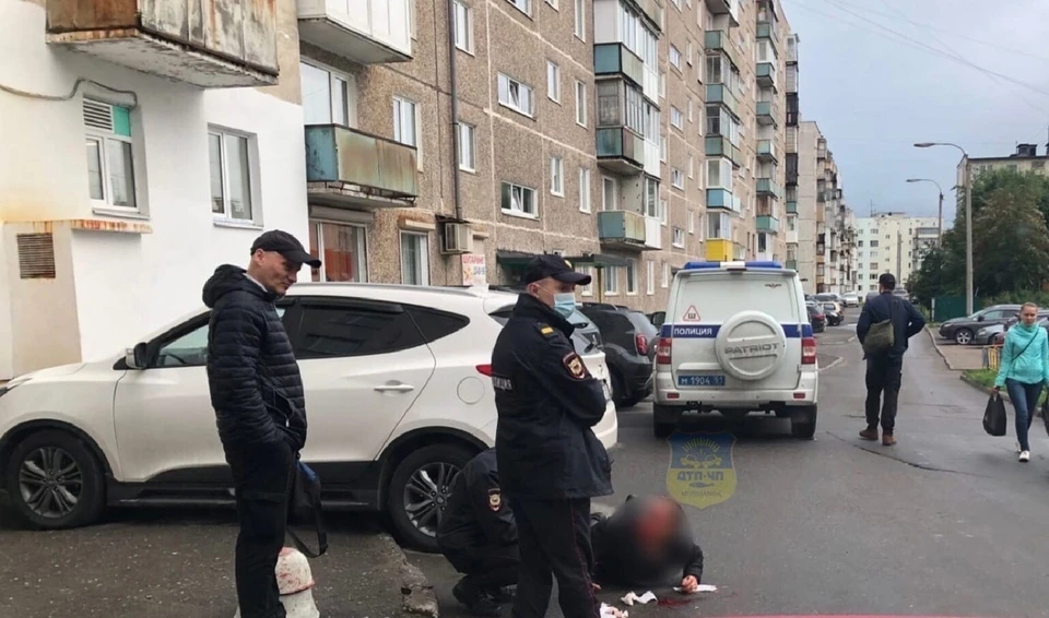 Два молодых человека вызвали скорую, полиция охраняла до приезда врачей. Фото: "ДТП ЧП Мурманск"