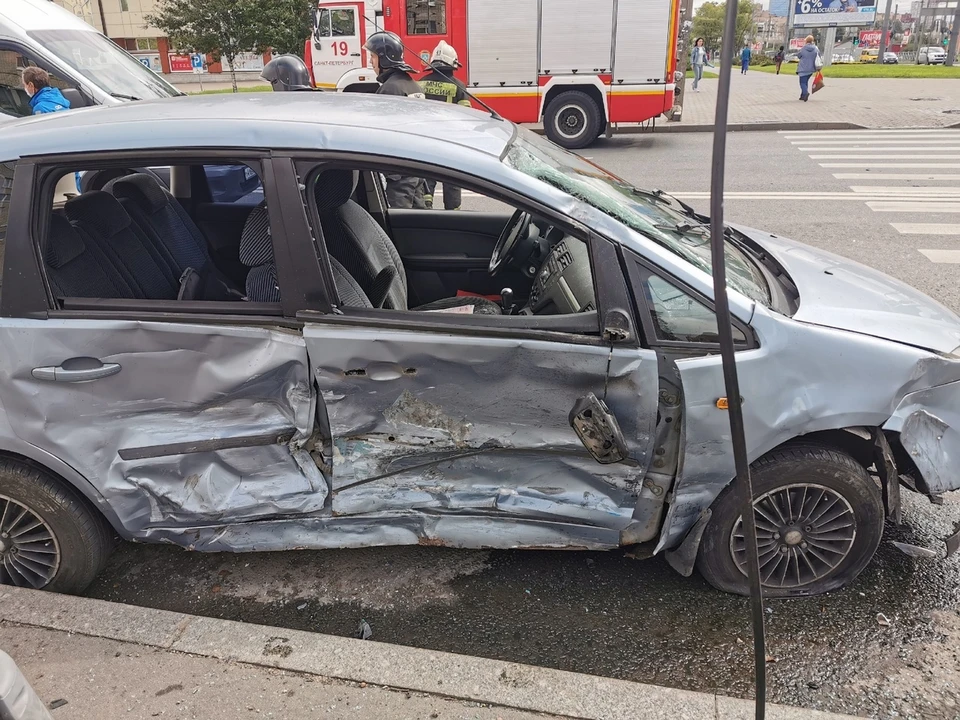 Всего в аварии, по предварительным данным, пострадало три человека.