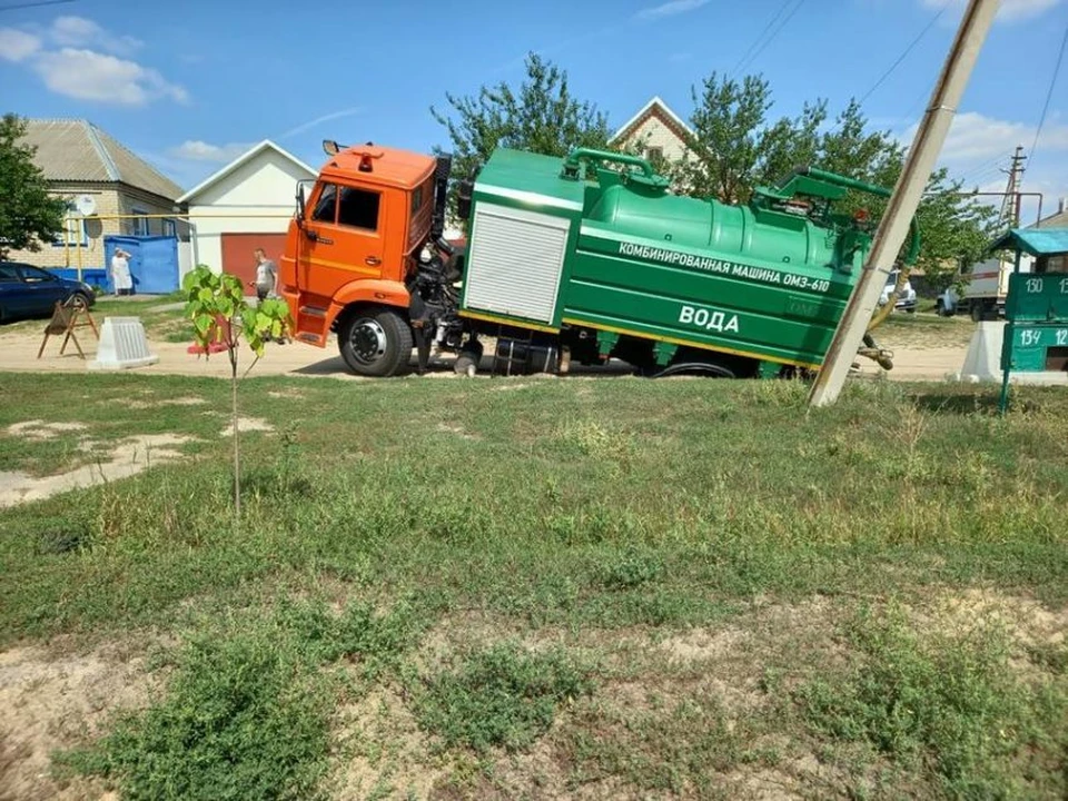 Подвозивший воду грузовик, сам провалился под землю