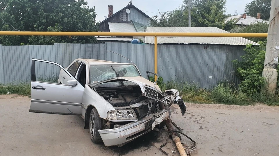 В Самаре несовершеннолетний водитель без прав разбил "Мерседес" об гараж