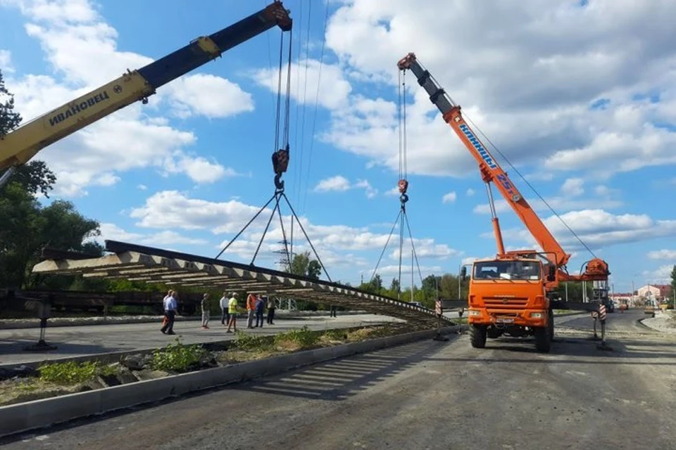 Вместе с тем на основной магистрали продолжают укладывать асфальт.