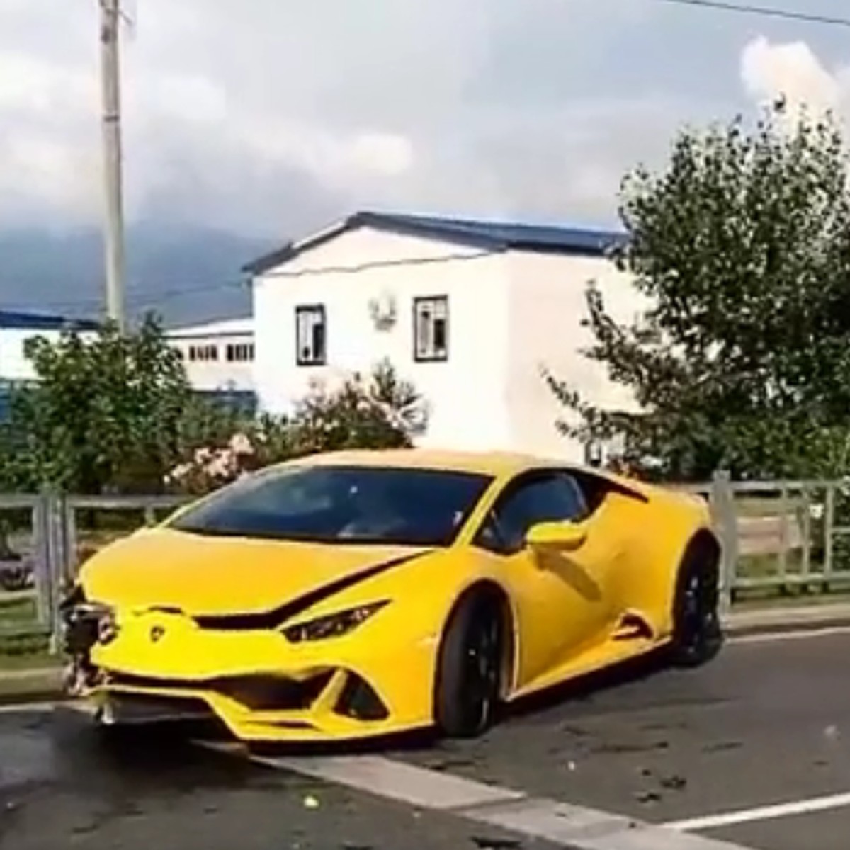 В Сочи в аварию попала Lamborghini за 13 миллионов рублей - KP.RU