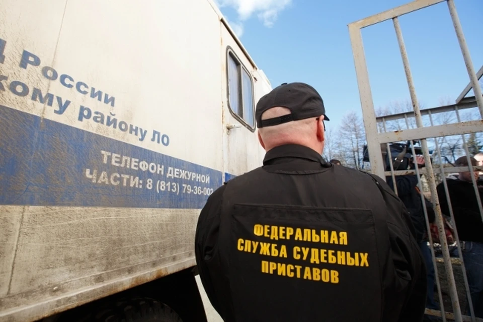 На данный момент долг погашен, а гражданке остается внести исполнительский сбор.