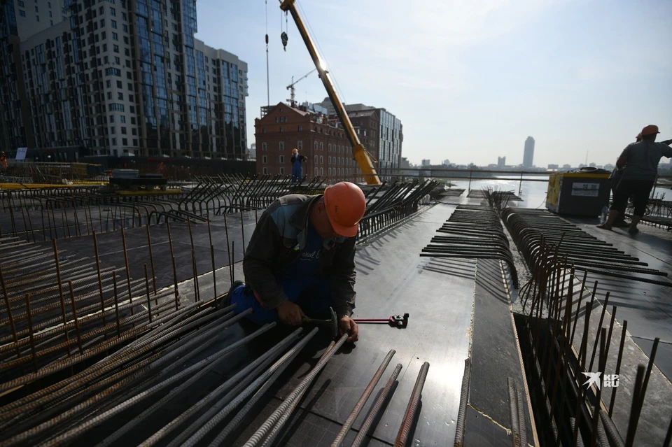 Полностью завершить работы на Макаровском мосту планировали в четвертом квартале 2023 года, однако подрядчик готов завершить строительство раньше