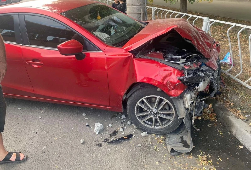 В Самаре "Мазда" отлетела на пешеходные ограждения после аварии. Фото - ГУ МВД России по Самарской области