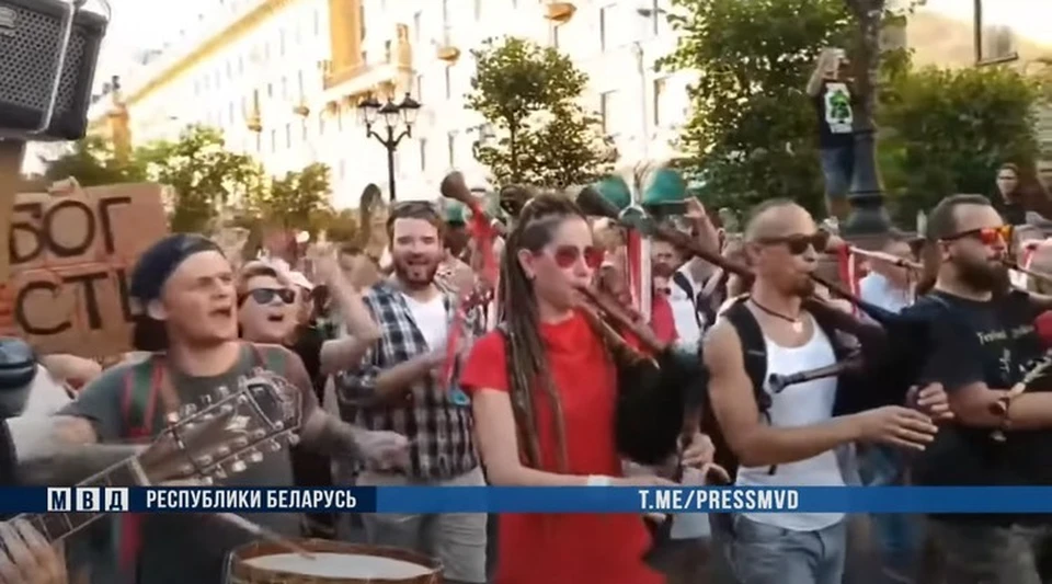 Музыкантов, участвующих в августовских маршах протеста, задерживали люди с автоматами. Кадр из видео МВД РБ.