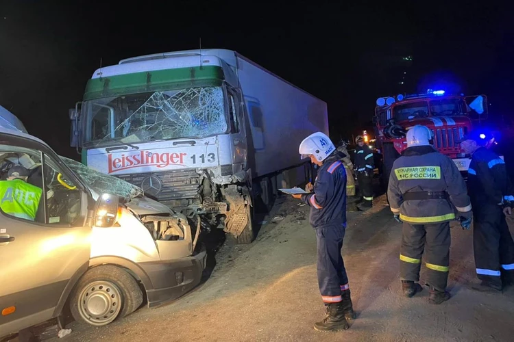 В Новосибирске столкнулись фура и пассажирский микроавтобус: пострадали семь человек