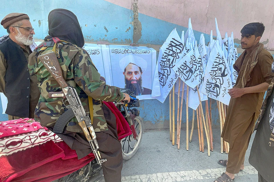 Флаги и портреты лидеров "Талибана"* в Кабуле.