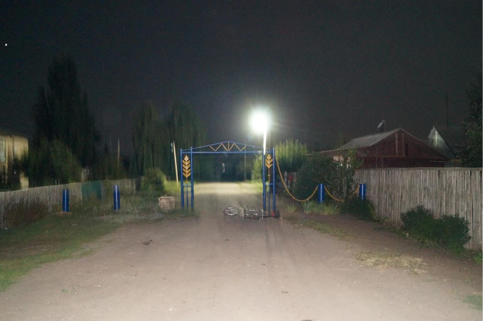 Водитель мотоцикла въехал в арку ограждения