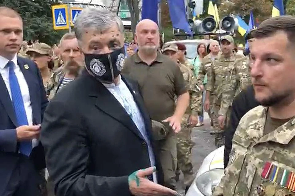 Обливший Порошенко зеленкой мужчина попал в реанимацию Фото: кадр из видео