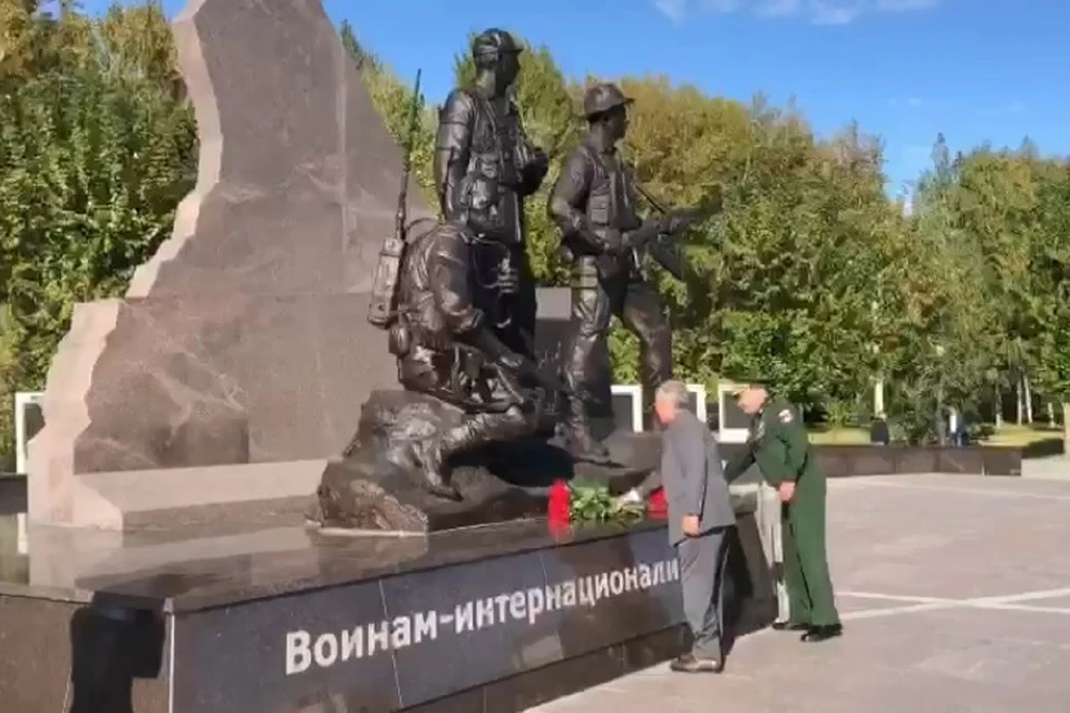 Памятник находится в парке Победы.