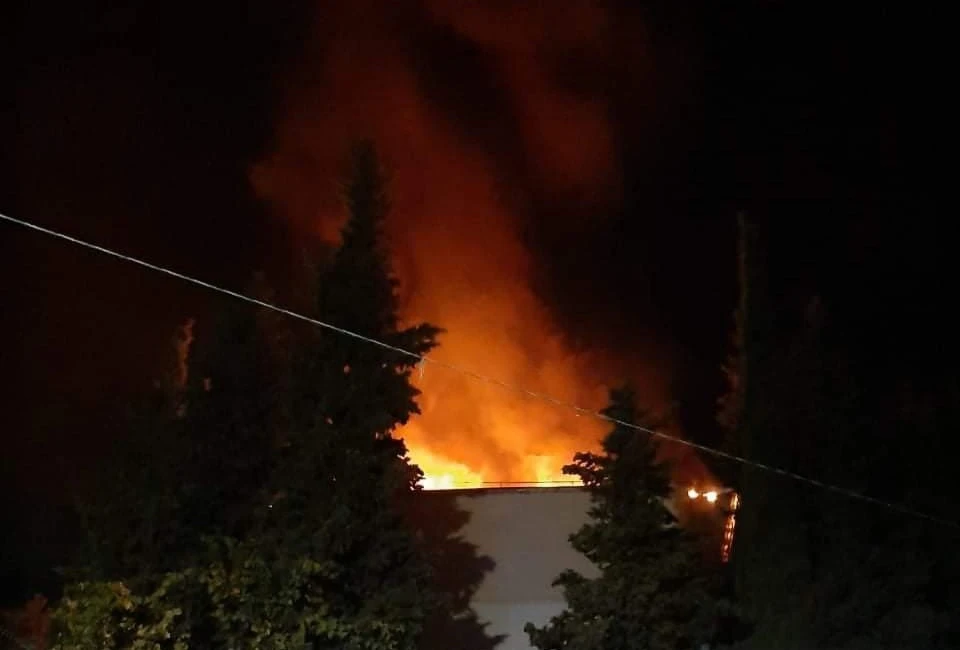 В Ялте вспыхнул один из подтопленных во время наводнения домов. Фото: Янина Павленко/Вконтакте