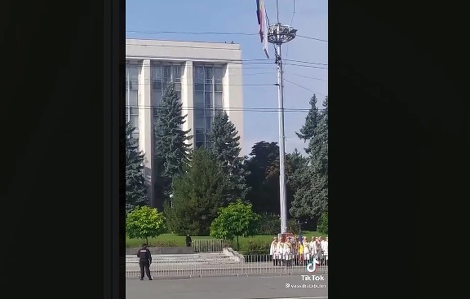 Снайперы за всем происходящим наблюдали с крыши здании правительства (Фото: скрин с видео).
