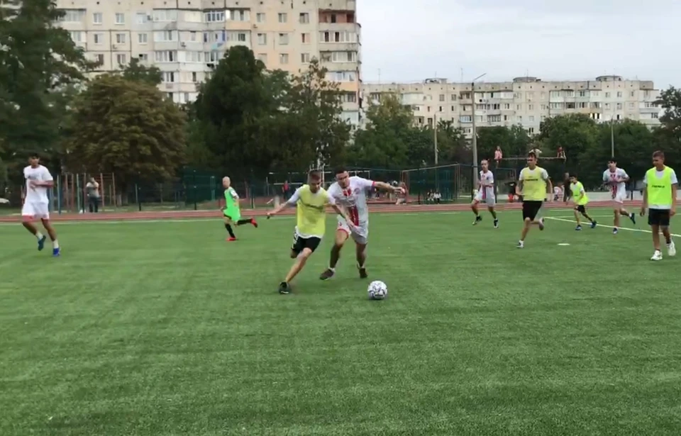 Стадион одного из образовательных учреждений в Симферополе привели в порядок. Фото: пресс-служба местной администрации