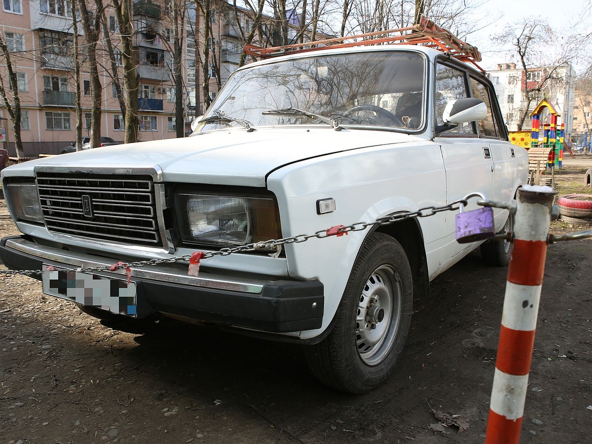 Владимирцы стали чаще жаловаться на то, что люди захватывают газоны под  парковку во дворах - KP.RU