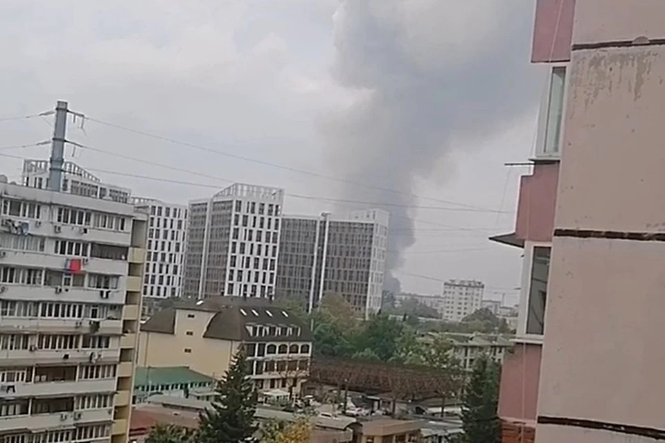 Столб дыма виден жителям Дагомыса с разных сторон района