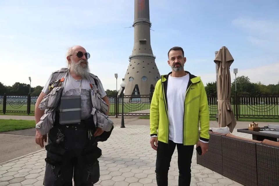 Общественные деятели провели встречу «на высоте», а закрепили договоренности подписанием общего заявления демократически – в летнем кафе. Фото: Кирилл Журавок