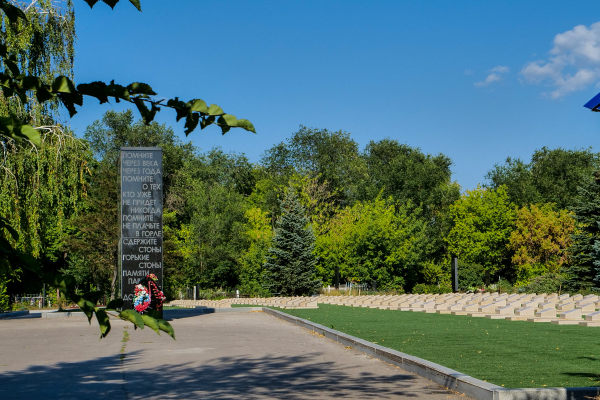 На кладбище сторожа работают и ночью, и днем