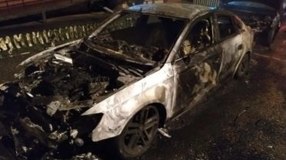 Автомобиль Hyundai Solaris сгорел на улице Академика Петрова в Смоленске. Фото: пресс-служба ГУ МЧС по Смоленской области.