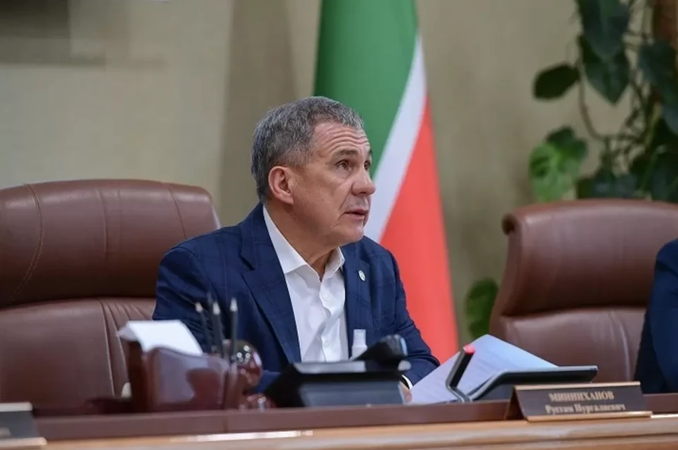 Рустам Минниханов выразил уверенность, что сегодняшние первоклассники в будущем станут мощной опорой для страны и настоящими патриотами своей республики. Фото: president.tatar.ru