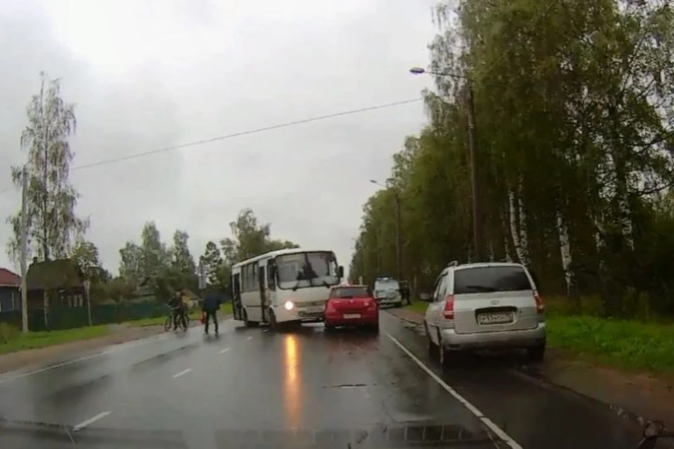 В Рыбинске под горячую руку пассажиров автобуса, попавшего в ДТП, чуть не угодил велосипедист. Скриншот с видео, группа "Рыбинск ДТП ЧП" ВКонтакте