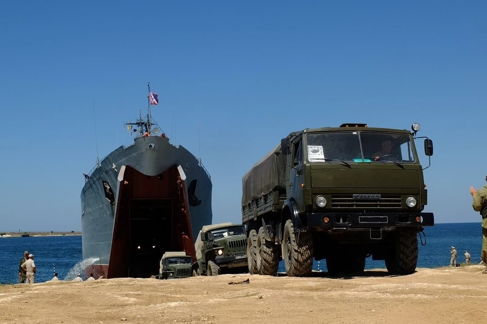 Было задействовано свыше 300 единиц техники. Фото: stat.mil.ru
