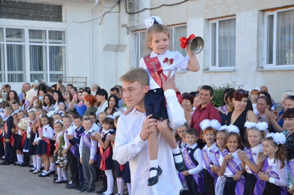 В Севастополе линейки прошли для первоклашек и одиннадцатиклассников