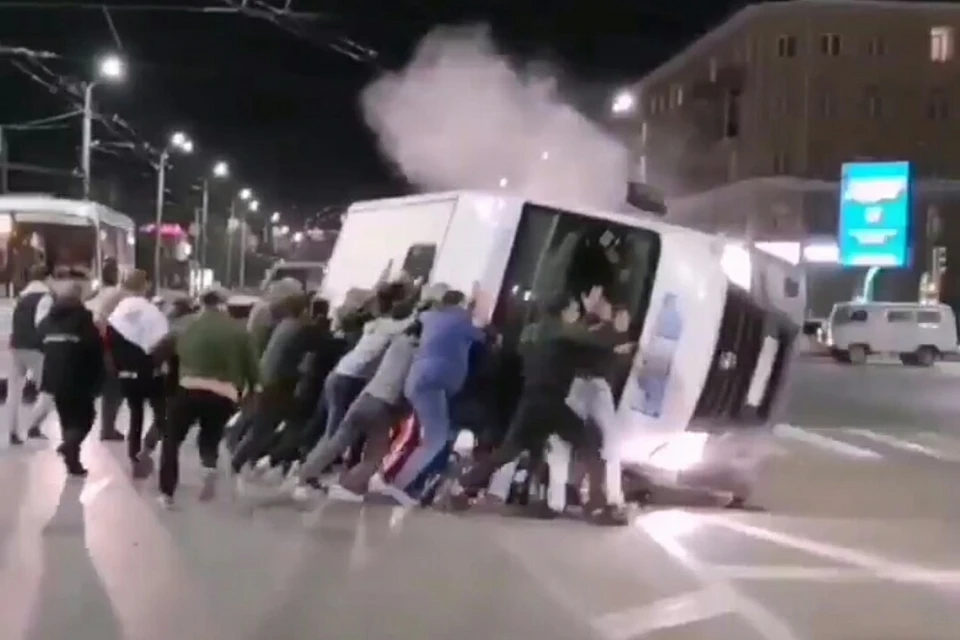 Очевидцы помогли поставить микроавтобус на колеса. Фото: скриншот видео («Омск Live»)