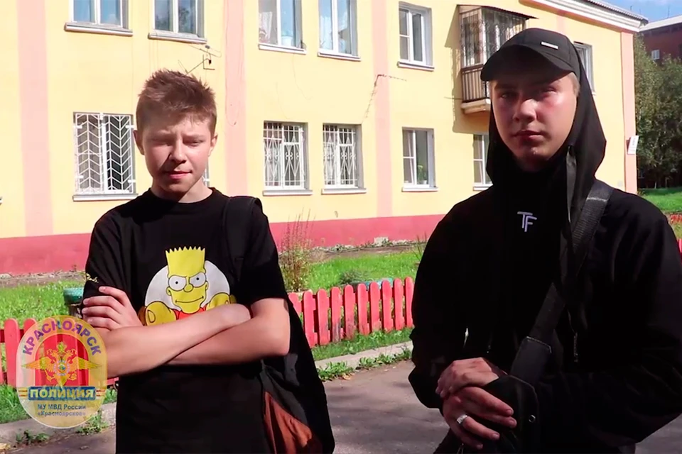 Догнали, скрутили и удерживали до приезда полиции: двое 14-летних школьников из Красноярска поймали уголовника, ограбившего прохожего. Скриншот из видео МВД