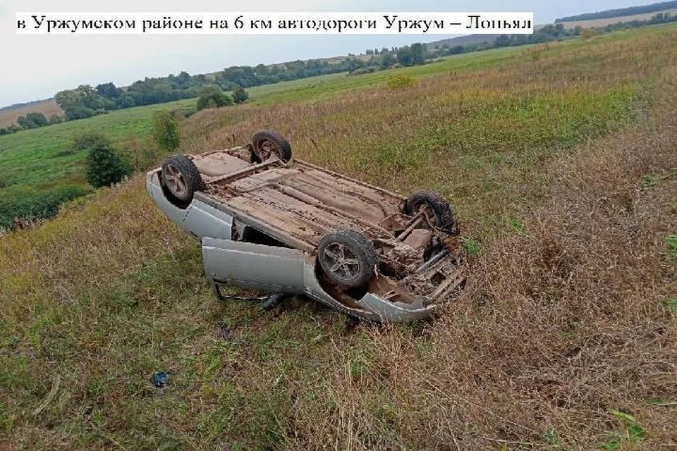 Пьяный водитель не справился с управлением и перевернулся. Фото: vk.com/gibdd43