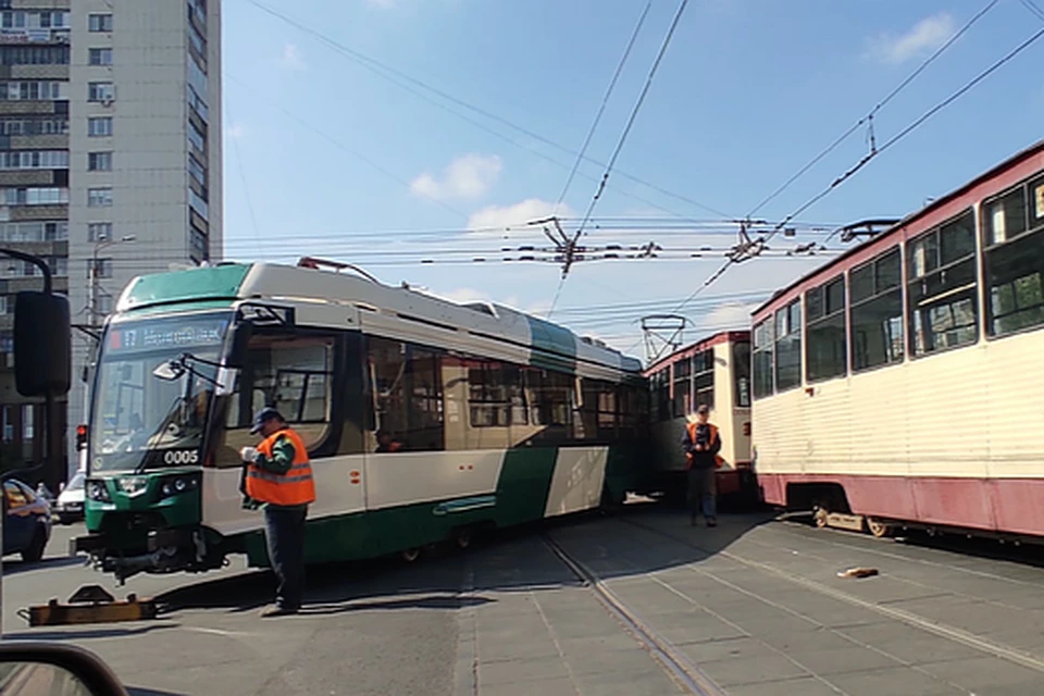 Трамвай сошел с рельсов и задел соседний вагон. Фото: читатель КП