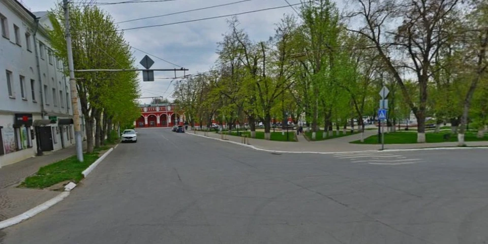 Пересечение улиц Театральной и Кропоткина.