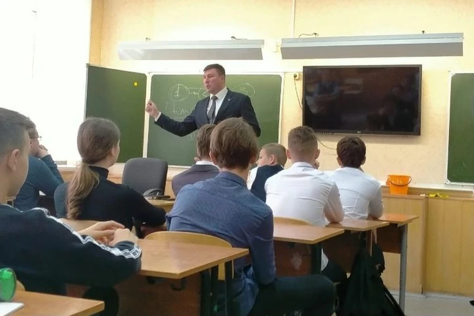 Ветеран боевых действий Сергей Аверкин регулярно проводит занятия с учениками и педагогами. Фото: из архива С. Аверкина.