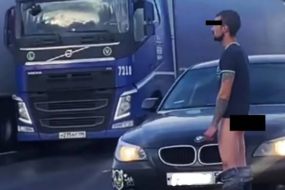 Молодой человек застыл посреди КАДа. Фото: скриншот видео