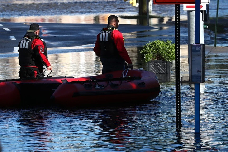 Поток воды проломил стену здания в Нью-Джерси