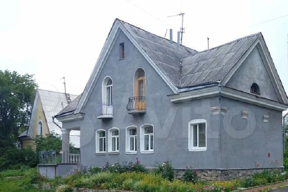 Дом стоит на улочке с похожими домами Фото: Avito.ru