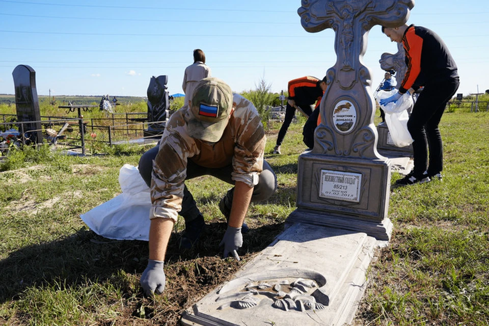 На Кировском кладбище 8 могил неизвестных защитников ЛНР. Фото: ПАД