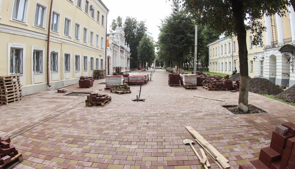 Укладку плитки на улице Маяковского в Смоленске завершили на 65%. Фото: пресс-служба администрации города Смоленска.
