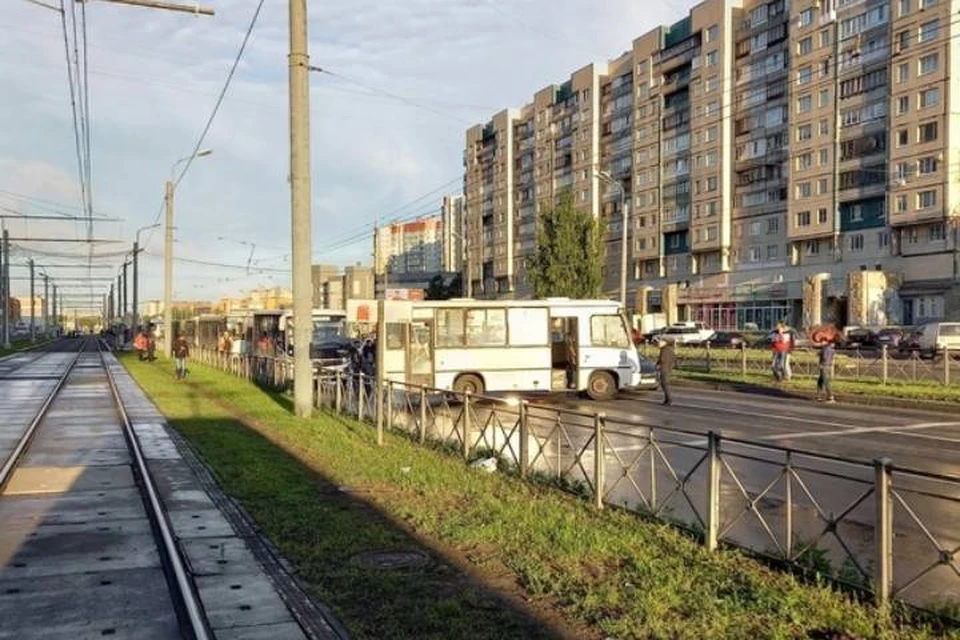 Маршрутка перекрыла проезд по проспекту Косыгина в сторону КАД