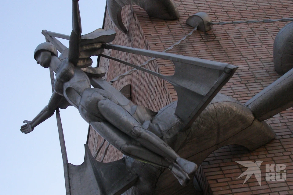 Скульптуру на здании бывшего ДК Птицеводов хотят уничтожить.