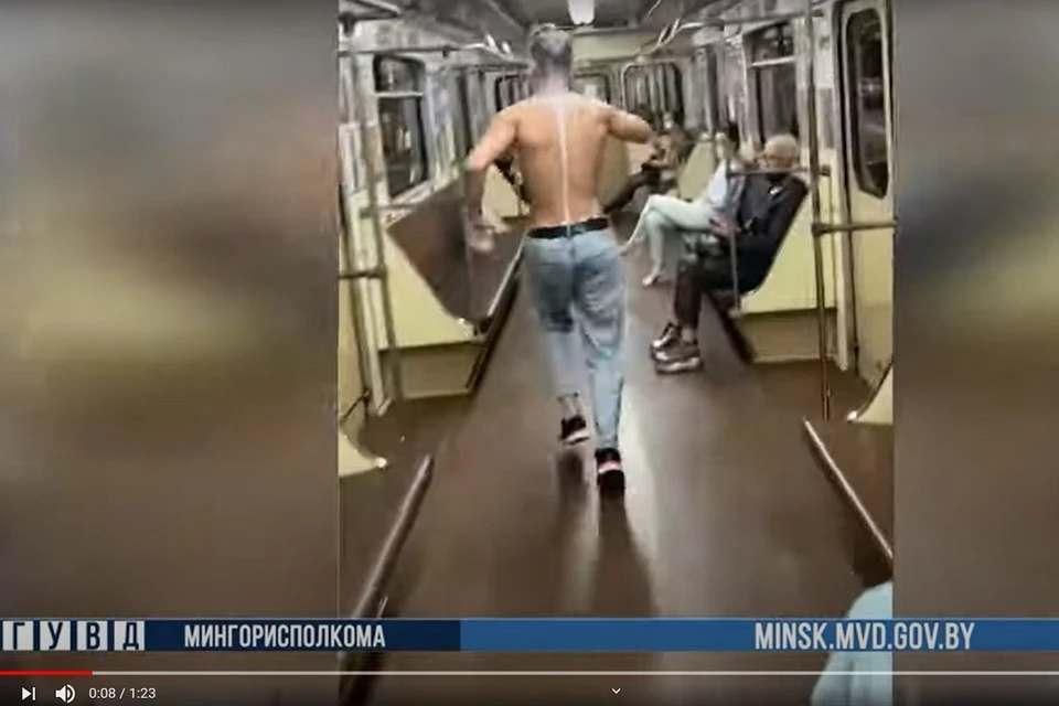 Для видео минчане обливались молоком в метро. Фото: стоп-кадр | видео МВД