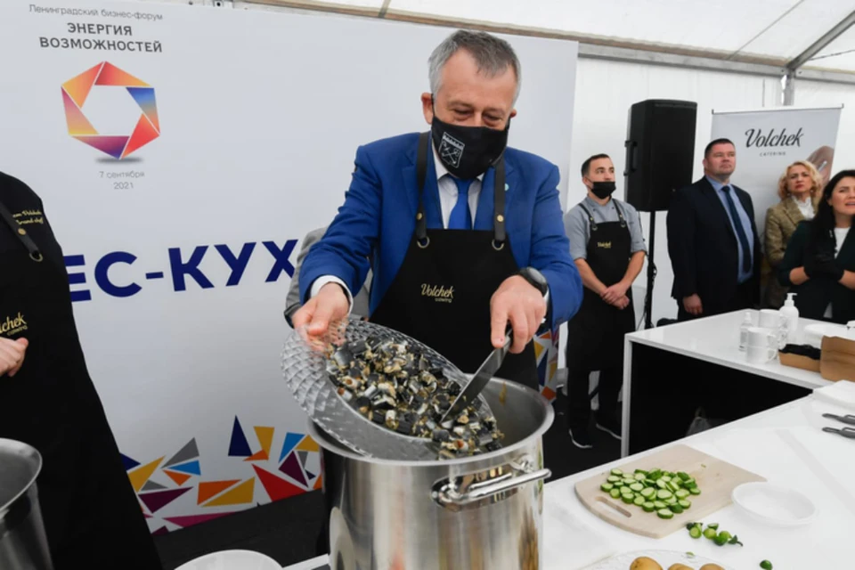Губернатор от бизнес-разговоров перешел к кухне и сварил уху из миноги для всех желающих.Фото предоставлено пресс-службой Правительства ленобласти.