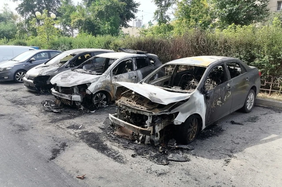 Четыре автомобиля подожгли ночью в Липецке