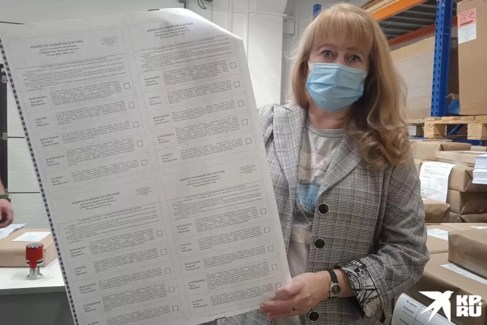 Валентина Дронова продемонстрировала, как выглядят бюллетени. Внушительно...
