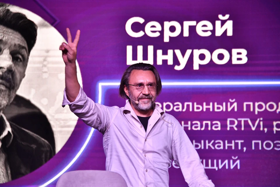 На встречу с юными и талантливыми – спортсменами, художниками, музыкантами – Сергей Шнуров прибыл в образе мудрого старца в белых одеждах.