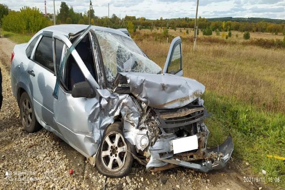 По сильным повреждениям автомобиля можно судить о том, что шансов остаться в живых у водителя не было. Фото: vk.com/gibdd43