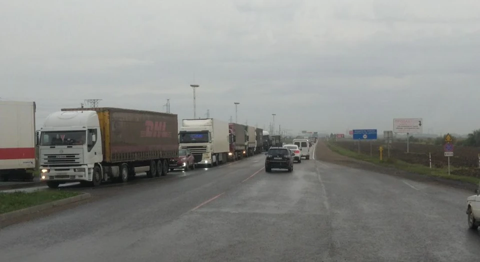 Многокилометровая пробка продолжается и в самом Славянске-на-Кубани