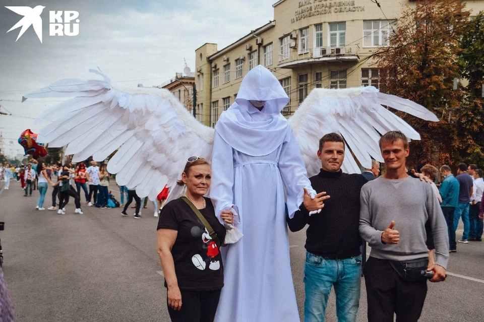 Воронежцы с удовольствием позируют с "живыми скульптурами"